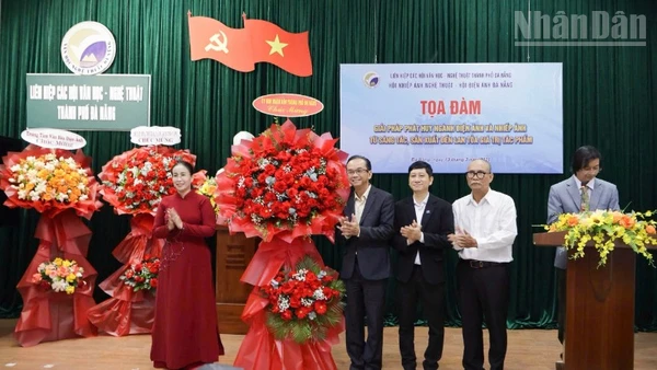 Phó Chủ tịch Ủy ban nhân dân thành phố Đà Nẵng Nguyễn Thị Anh Thi tặng hoa chúc mừng tọa đàm.