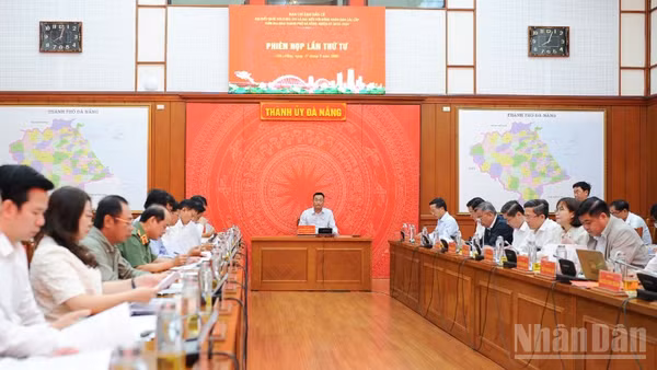 Quang cảnh phiên họp lần thứ tư Ban Chỉ đạo bầu cử thành phố.