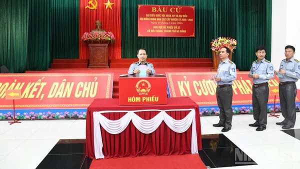 Các cử tri Chi đội Kiểm ngư số 3 bỏ phiếu bầu cử.