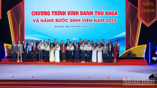 Các đại biểu chụp hình lưu niệm với 9 thủ khoa của các cơ sở đào tạo thành viên của Đại học Đà Nẵng. 