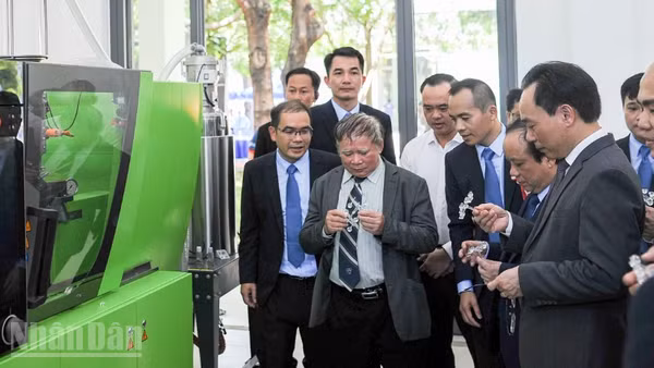 Đại biểu tham quan Phòng Thí nghiệm trọng điểm Quốc gia dùng chung Cơ điện tử và Ứng dụng tại Trường đại học Bách khoa (Đại học Đà Nẵng).