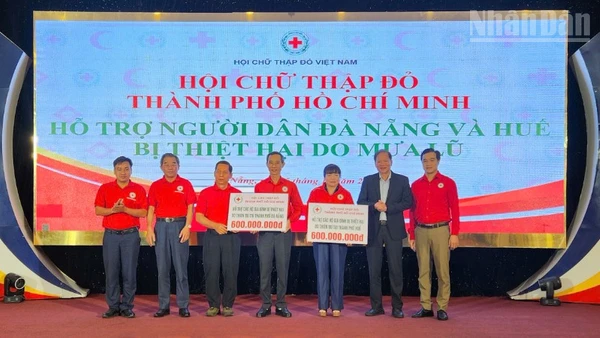 Hội Chữ thập đỏ Thành phố Hồ Chí Minh trao hỗ trợ người dân Đà Nẵng và Huế bị thiệt hại do mưa lũ.