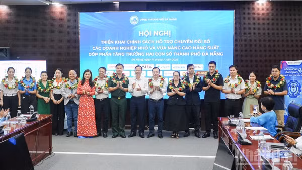 Đà Nẵng trao hoa cho các doanh nghiệp công nghệ số cam kết hỗ trợ doanh nghiệp nhỏ và vừa chuyển đổi số.