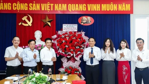 Phó Bí thư Thường trực Thành ủy Nguyễn Đình Vĩnh thay mặt Thành ủy, Hội đồng nhân dân, Ủy ban nhân dân, Ủy ban Mặt trận Tổ quốc Việt Nam thành phố Đà Nẵng tặng hoa chúc mừng.