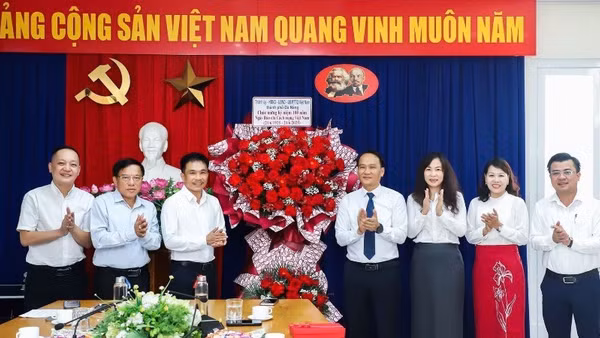 Phó Bí thư Thường trực Thành ủy Nguyễn Đình Vĩnh thay mặt Thành ủy, Hội đồng nhân dân, Ủy ban nhân dân, Ủy ban Mặt trận Tổ quốc Việt Nam thành phố Đà Nẵng tặng hoa chúc mừng.