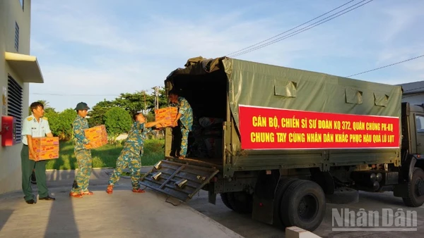 Cán bộ, chiến sĩ Sư đoàn Không quân 372 vận chuyển hàng hóa lên xe để gửi đến đồng bào miền bắc bị ảnh hưởng bởi mưa lũ.