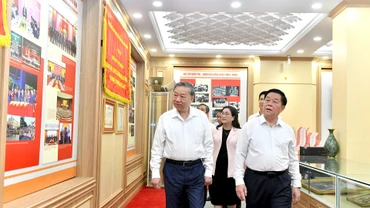Tổng Bí thư Tô Lâm tham quan Phòng Truyền thống của Ban Tuyên giáo và Dân vận Trung ương.