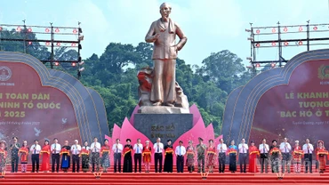 Tổng Bí thư Tô Lâm và các đồng chí lãnh đạo Đảng, Nhà nước thực hiện nghi thức khánh thành Tượng đài “Bác Hồ ở Tân Trào” tại xã Tân Trào, tỉnh Tuyên Quang. (Ảnh: ĐĂNG KHOA) 