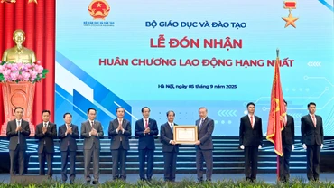 Tổng Bí thư Tô Lâm trao Huân chương Lao động hạng nhất tặng Bộ Giáo dục và Đào tạo.