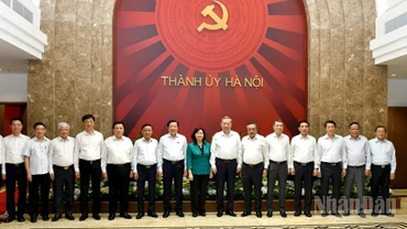 Tổng Bí thư Tô Lâm với các đồng chí lãnh đạo Đảng, Nhà nước và Ban Thường vụ Thành ủy Hà Nội.