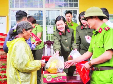 Chị Hồ Thị Khánh Vi (giữa) tham gia các hoạt động hỗ trợ nhân dân vùng sâu, vùng xa.