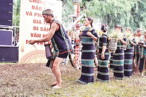 Phục dựng nghi thức Lễ gọi hồn lúa của người M’nông Gar tại Liên hoan Văn hóa cồng chiêng tỉnh Đắk Lắk lần thứ III năm 2024.