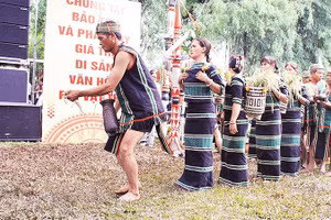 Phục dựng nghi thức Lễ gọi hồn lúa của người M’nông Gar tại Liên hoan Văn hóa cồng chiêng tỉnh Đắk Lắk lần thứ III năm 2024.