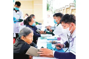 Quân y Bộ đội Biên phòng tỉnh Gia Lai khám sức khoẻ cho người dân xã Phù Mỹ Đông.