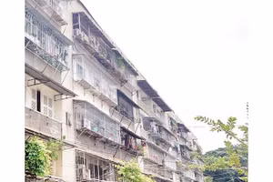 Nhiều căn hộ tại Cư xá Thanh Đa, phường Bình Quới (Thành phố Hồ Chí Minh) còn lắp đặt lồng sắt che chắn các lối thoát hiểm. (Ảnh THẾ ANH)