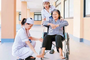 Chăm sóc bệnh nhân tại Trung tâm Y tế Đức Thọ (Hà Tĩnh).