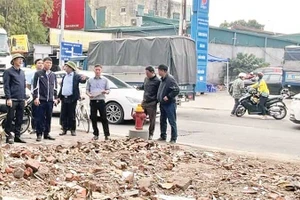 Lãnh đạo Ủy ban nhân dân phường Vĩnh Hưng thường xuyên kiểm tra công tác giải phóng mặt bằng đường Lĩnh Nam.