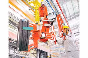 Dây chuyền lắp ráp ô-tô tại Kim Long Motor ở Huế.