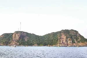 Một góc cụm đảo Hòn Chuối nằm trong Khu bảo tồn loài-sinh cảnh cấp tỉnh tại Cà Mau, nơi có đông đảo ngư dân phát triển nghề nuôi biển.