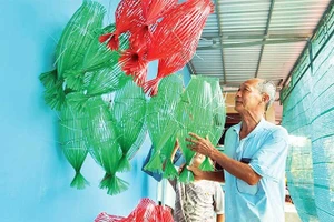 Sản phẩm của ông Nguyễn Văn Lẹ được làm bằng dây nhựa buộc gạch bỏ đi tại các công trình xây dựng.