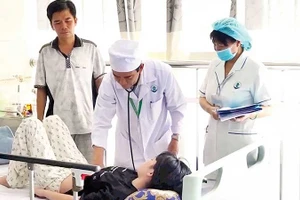 Khám cho bệnh nhi đang điều trị sốt xuất huyết tại Bệnh viện Nhi đồng Cần Thơ.