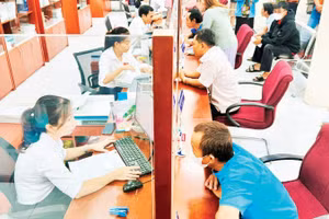 Cán bộ công chức phường Bà Rịa hỗ trợ giải quyết thủ tục hành chính cho người dân.