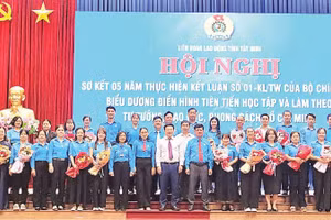 Lãnh đạo tỉnh Tây Ninh khen thưởng các cá nhân và tập thể có thành tích xuất sắc.