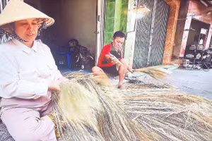 Bà Huỳnh Thị Kim Thảnh gắn bó lâu năm với nghề làm chổi đót ở phường Bình Tiên, Thành phố Hồ Chí Minh.