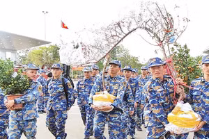 Cán bộ, chiến sĩ chuyển cây quất, hoa đào ra Trường Sa để quân và dân đón Tết. (Ảnh CTV)