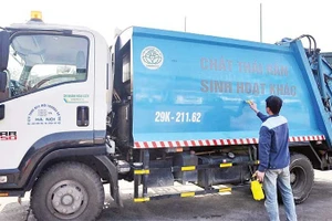 Công ty Môi trường đô thị Hà Nội chuẩn bị phương tiện thu gom, vận chuyển rác thải theo quy định mới.