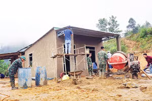 Cán bộ, chiến sĩ thuộc Trung đoàn 885 và Ban Chỉ huy phòng thủ Khu vực III - Trà My (Bộ Chỉ huy quân sự thành phố Đà Nẵng) xây dựng nhà cho người dân xã Trà Tập.