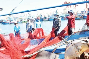 Ngư dân tất bật chuẩn bị ngư cụ ra khơi.