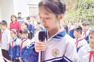 Hoạt động ngoại khóa dâng hương - báo công tại Nhà thờ Anh hùng liệt sĩ Vũ Phi Trừ được tổ chức trang trọng.