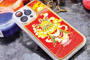 Một sản phẩm ứng dụng theo Họa kim sa trên ốp điện thoại của Nguyễn Hoàng Anh.