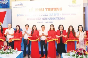 Các đại biểu thực hiện nghi thức khai trương đoàn tàu. (Ảnh TRẦN LONG)