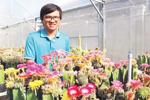 Anh Nguyễn Hữu Trung trong vườn lai tạo loài cây xương rồng Lobivia.