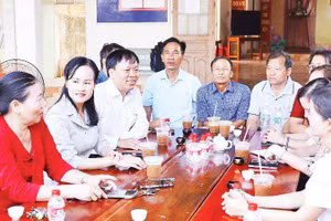 Lãnh đạo phường Bình Phước, thành phố Đồng Nai gặp gỡ nhân dân trước 8 giờ sáng để nắm bắt tâm tư, nguyện vọng của nhân dân.