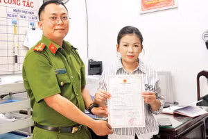 Thượng úy Nguyễn Quang Đạt trao giấy khai sinh cho chị Nguyễn Thị Trúc Mai.