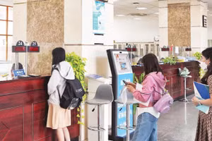 Người nộp thuế làm thủ tục kê khai thuế tại Thuế Thành phố Hồ Chí Minh (Ảnh THẾ ANH)