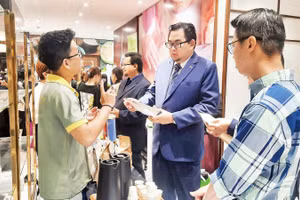 Nhà đầu tư FDI tìm hiểu các sản phẩm thực phẩm được trưng bày tại Trung tâm Xúc tiến thương mại và đầu tư Thành phố Hồ Chí Minh.