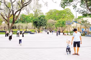 Công viên số 1 Lý Thái Tổ hình thành trên khu đất “đóng băng” góp thêm cho lá phổi xanh của thành phố, trở thành không gian vui chơi công cộng rất ý nghĩa (Ảnh ANH THẾ)