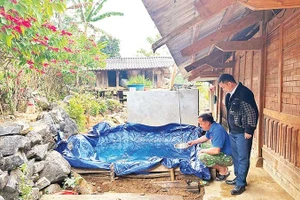 Chủ động khắc phục khó khăn do thiếu nước sản xuất, sinh hoạt vào mùa khô, người dân thôn Trung Thu, xã Sính Phình đã đầu tư xây bể chứa và làm bạt chứa nước phục vụ chăn nuôi, sinh hoạt.