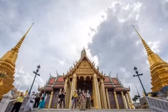 Khách du lịch tham quan Hoàng cung ở thủ đô Bangkok, Thái Lan. (Ảnh: Tân Hoa Xã)