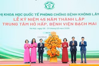 Thứ trưởng Y tế Nguyễn Thị Liên Hương chúc mừng những kết quả Trung tâm Hô hấp, Bệnh viện Bạch Mai đã đạt được trong 45 năm thành lập.