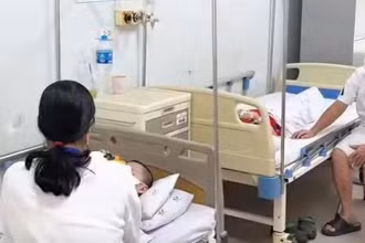 Bệnh nhi nằm điều trị vì Adenovirus tại Bệnh viện Nhi Trung ương. (Ảnh: THIÊN LAM)