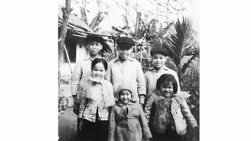 Bác tôi (đội mũ đứng giữa) và các anh em, chụp tại căn nhà bên cầu Long Biên. Nhà sau bị phá hủy trong đợt bom Mỹ tháng 12/1972.