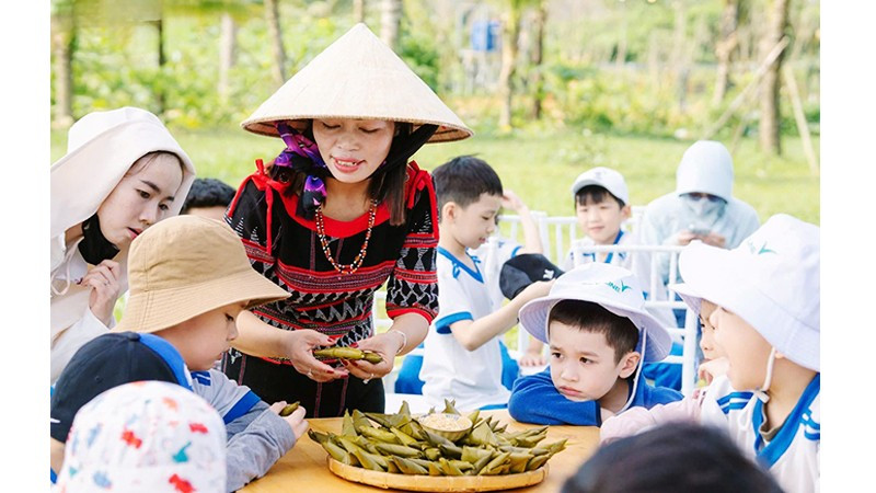 Workshop làm bánh sừng trâu của đồng bào Cơ Tu thu hút nhiều trường học cho học sinh tham gia trải nghiệm.