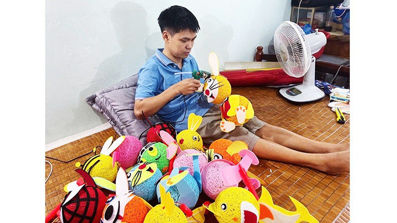 Miệt mài, tỉ mẩn mỗi ngày, anh Kiên tạo ra nhiều mẫu đèn lồng ngộ nghĩnh.