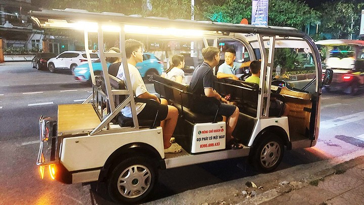 Xe điện chở khách du lịch tham quan thành phố Đồng Hới về đêm.