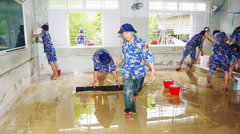 Kéo bùn dọn dẹp phòng học. Ảnh: HẢI LUẬN